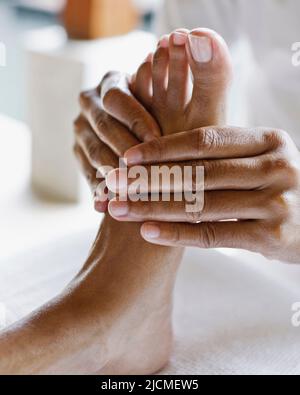 Une femme reçoit un traitement thaïlandais de réflexologie dans un spa au Sri Lanka. Banque D'Images