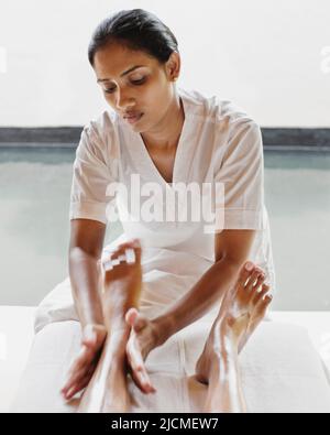 Une femme reçoit un traitement thaïlandais de réflexologie dans un spa au Sri Lanka. Banque D'Images