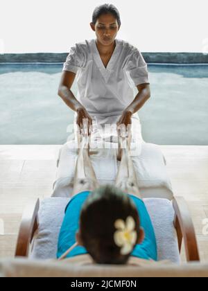 Une femme reçoit un traitement thaïlandais de réflexologie dans un spa au Sri Lanka. Banque D'Images