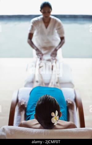 Une femme reçoit un traitement thaïlandais de réflexologie dans un spa au Sri Lanka. Banque D'Images