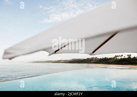 La principale piscine à débordement avec vue sur l'océan d'un complexe. Aturuwella, Bentota, Sri Lanka. Banque D'Images