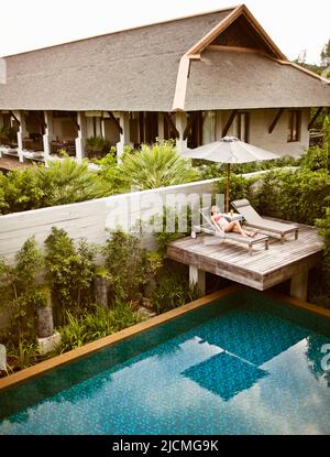 Femme dans une villa avec piscine privée dans un Resort, Phuket, Thaïlande. Banque D'Images