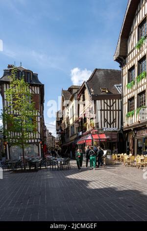 TROYES, FRANCE - 10th AVRIL 2022 : personnes marchant et appréciant les terrasses de cafés sur la place Alexandre Israël avec sa belle demi-bois médiévale Banque D'Images