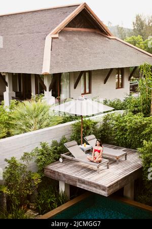 Femme dans une villa avec piscine privée dans un Resort, Phuket, Thaïlande. Banque D'Images