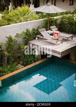 Femme dans une villa avec piscine privée dans un Resort, Phuket, Thaïlande. Banque D'Images