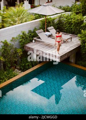 Femme dans une villa avec piscine privée dans un Resort, Phuket, Thaïlande. Banque D'Images