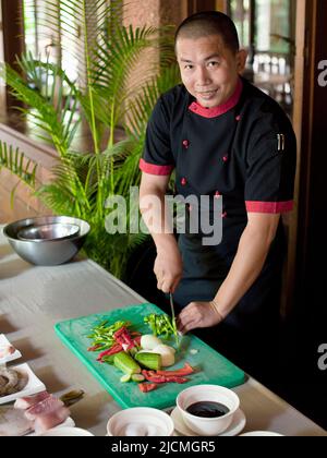 Un chef asiatique enseigne des cours de cuisine dans un hôtel, Siem Reap, Cambodge. Banque D'Images