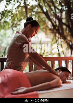 Une jeune femme asiatique reçoit un massage à l'huile. Siem Reap, Cambodge. Banque D'Images