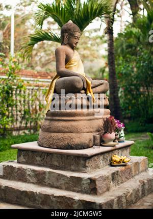 Statue de Bouddha dans un jardin du complexe. Siem Reap, Cambodge. Banque D'Images