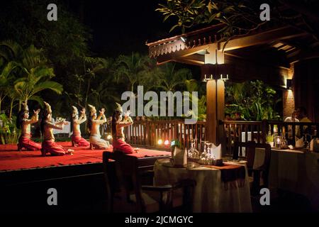 De jeunes danseurs cambodgiens Apsara se produisent sur scène devant les clients de l'hôtel. Siem Reap, Cambodge. Banque D'Images