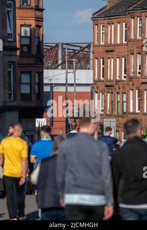Glasgow, Écosse. ROYAUME-UNI. 1 juin 2022 : fans de football se dirigeant vers le parc Hampden, Glasgow. Banque D'Images