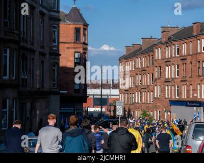 Glasgow, Écosse. ROYAUME-UNI. 1 juin 2022 : fans de football se dirigeant vers le parc Hampden, Glasgow. Banque D'Images