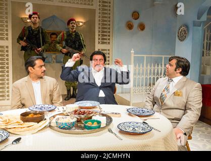 l-r: Sanjeev Bhaskar (Ahmed Alawai), Steven Berkoff (Saddam Hussein), Nathan Amzi (Jammal) au DÎNER AVEC SADDAM par Anthony Horowitz à la fabrique de chocolat Menier, Londres SE1 22/09/2015 design: Tim Shortall éclairage: Howard Harrison directeur: Lindsay Posner Banque D'Images