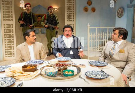 l-r: Sanjeev Bhaskar (Ahmed Alawai), Steven Berkoff (Saddam Hussein), Nathan Amzi (Jammal) au DÎNER AVEC SADDAM par Anthony Horowitz à la fabrique de chocolat Menier, Londres SE1 22/09/2015 design: Tim Shortall éclairage: Howard Harrison directeur: Lindsay Posner Banque D'Images