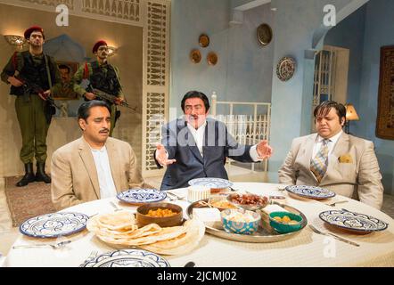 l-r: Sanjeev Bhaskar (Ahmed Alawai), Steven Berkoff (Saddam Hussein), Nathan Amzi (Jammal) au DÎNER AVEC SADDAM par Anthony Horowitz à la fabrique de chocolat Menier, Londres SE1 22/09/2015 design: Tim Shortall éclairage: Howard Harrison directeur: Lindsay Posner Banque D'Images