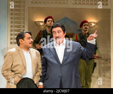 l-r: Sanjeev Bhaskar (Ahmed Alawai), Steven Berkoff (Saddam Hussein) en DÎNER AVEC SADDAM par Anthony Horowitz à la fabrique de chocolat Menier, Londres SE1 22/09/2015 design: Tim Shortall éclairage: Howard Harrison directeur: Lindsay Posner Banque D'Images