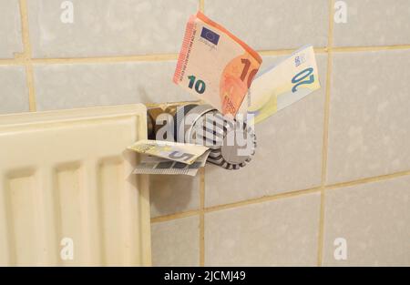 Robinet de radiateur et factures en euros, augmentation des coûts de chauffage et concepts de prix de l'énergie, espace de copie gratuit Banque D'Images