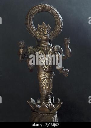 2021 Vintage Laxmi statue de bronze dans DHOKRA tribal Art of Bastar Studio tourné Lokgram Kalyan Maharashtra Inde. Banque D'Images