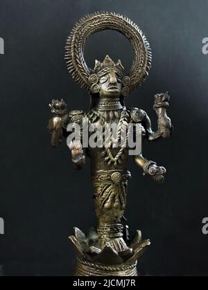 08 12 2021 Vintage Laxmi statue de bronze dans DHOKRA tribal Art of Bastar Studio tourné Lokgram Kalyan Maharashtra Inde. Banque D'Images