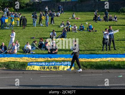 Glasgow, Écosse. ROYAUME-UNI. 1 juin 2022 : fans de l'Ukraine à l'extérieur du parc Hampden avec un signe pro-ukrainien et le drapeau national. Banque D'Images