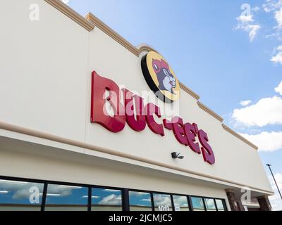 Buc-EE's est une chaîne de magasins et de stations-service avec une grande quantité de pompes à essence, de nourriture, de marchandises de marque et de toilettes propres. Banque D'Images