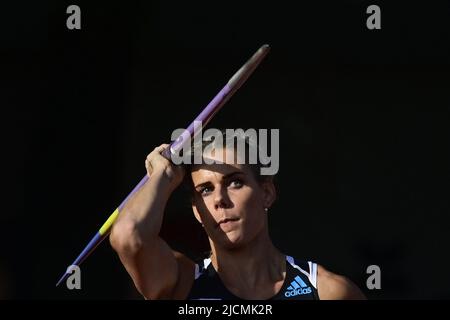 Kladno, République tchèque. 14th juin 2022. L'athlète tchèque Nikola Orgodnikova participe au lancer de javelin lors de la rencontre à Kladno, en République tchèque, au 14 juin 2022. Crédit : Roman Vondrous/CTK photo/Alay Live News Banque D'Images