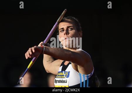 Kladno, République tchèque. 14th juin 2022. L'athlète tchèque Nikola Orgodnikova participe au lancer de javelin lors de la rencontre à Kladno, en République tchèque, au 14 juin 2022. Crédit : Roman Vondrous/CTK photo/Alay Live News Banque D'Images