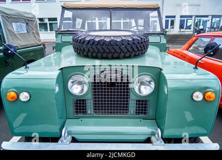 Land Rover Defender, véhicule tout-terrain vert ancien classique avec roue de secours sur le capot à Hildesheim, Allemagne, 21 mai 2022 Banque D'Images