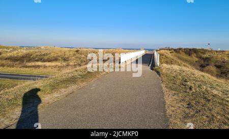 Vue sur la station balnéaire de Port Zelande et ses environs du lac et des dunes sous un ciel partiellement bleu Banque D'Images