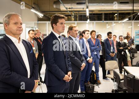 Secrétaire d'Etat à la politique scientifique Thomas Dermine photographié lors d'une visite à Thales Alenia Space, à Mont-sur-Marchienne, Charleroi, mardi 14 juin 2022. La direction de Thales Alenia Space discutera des thèmes prometteurs de Newspace dans le secteur des satellites : propulsion électrique, numérisation des satellites pour une plus grande flexibilité des missions, constellations et durabilité de l'espace. Dans un contexte d'accélération de l'innovation, il discutera de son approche de l'innovation ouverte avec l'écosystème des startups, des PME et des laboratoires de recherche, en particulier au niveau local et européen. PHOTO DE BELGA Banque D'Images