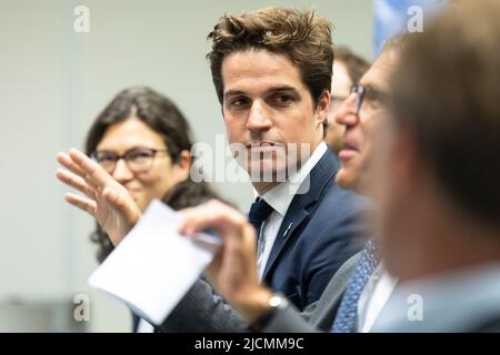 Secrétaire d'Etat à la politique scientifique Thomas Dermine visite à Thales Alenia Space, à Mont-sur-Marchienne, Charleroi, mardi 14 juin 2022. La direction de Thales Alenia Space discutera des thèmes prometteurs de Newspace dans le secteur des satellites : propulsion électrique, numérisation des satellites pour une plus grande flexibilité des missions, constellations et durabilité de l'espace. Dans un contexte d'accélération de l'innovation, il discutera de son approche de l'innovation ouverte avec l'écosystème des startups, des PME et des laboratoires de recherche, en particulier au niveau local et européen. BELGA PHOTO JAMES ARTHUR GE Banque D'Images