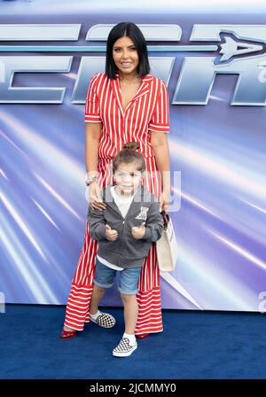 Cara de la Hoyde-Massey et Freddie-George de la Hoyde-Massey assistent à la première britannique de « l'année lumière » sur la place Cineworld Leicester sur 13 juin 2022 in Banque D'Images