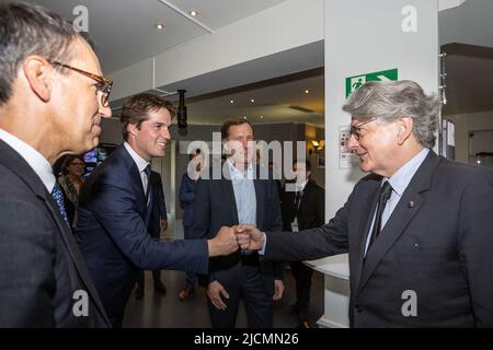 Le secrétaire d'Etat à la politique scientifique Thomas Dermine, le maire de Charleroi Paul Magnette et le commissaire européen aux marchés intérieurs Thierry Breton, photographiés lors d'une visite à Thales Alenia Space, à Mont-sur-Marchienne, Charleroi, mardi 14 juin 2022. La direction de Thales Alenia Space discutera des thèmes prometteurs de Newspace dans le secteur des satellites : propulsion électrique, numérisation des satellites pour une plus grande flexibilité des missions, constellations et durabilité de l'espace. Dans un contexte d'accélération de l'innovation, il discutera de son approche « innovation ouverte » avec l'écosystème de Banque D'Images