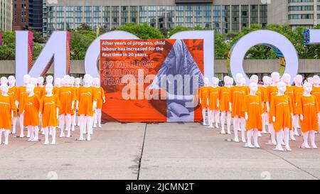 Vision mondiale la collecte de signatures contre le travail des enfants. À cette fin, ils ont installé un morceau d'art dans Nathan Phillips Square. Banque D'Images