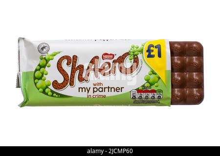 Bar de Nestle Peppermint aero chocolat bar ShAero avec mon partenaire en crime ouvert pour montrer le contenu sur fond blanc - délicieux menthe poivrée Banque D'Images