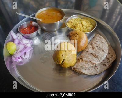 Dal bati rajasthani plat traditionnel végétarien en Inde rurale Banque D'Images