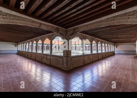 Avila, Espagne - 9 septembre 2017 : cloître du monastère royal de Saint Thomas, le vrai Monasterio de Santo Tomas, est un monastère des monarques catholiques Banque D'Images