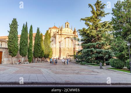 Salamanque - 10 septembre 2017: Touristes visitant le couvent Saint Esteban à Salamanque, Castille et Léon, Espagne Banque D'Images