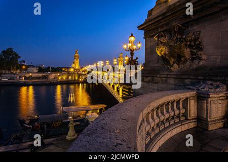 Le pont Alexander III s'illumina à l'heure bleue. Photo prise le 25th avril 2022 à Paris, France. Banque D'Images