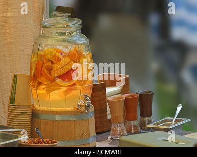 Limonade préparée à partir de fruits frais dans un baril de verre dans un marché agricole de Prague Banque D'Images