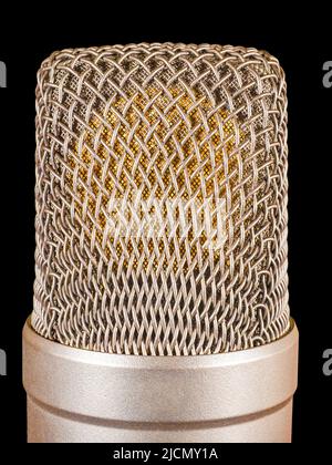 Grande capsule de microphone condensateur doré isolée sur noir Banque D'Images
