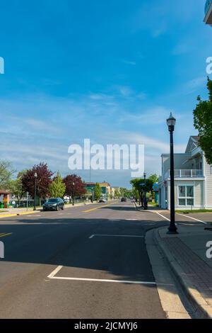 Pentwater, MI - 20 mai 2022 : vue sur la rue d'une petite station balnéaire du Midwest. Banque D'Images