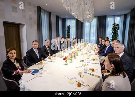 2022-06-14 19:53:55 LA HAYE - Premier ministre Mark Rutte, Premier ministre Mette Frederiksen du Danemark, Président Klaus Johannes de Roumanie, Premier ministre Alexander de Croo de Belgique, Premier ministre Antonio Costa du Portugal, Le Premier ministre letton Krisjanis Karins et le Premier ministre polonais, M. Mateusz Morawiecki, ainsi que le Secrétaire général de l'OTAN, M. Jens Stoltenberg, lors d'un dîner de travail au Catshuis, en préparation du sommet de l'OTAN à Madrid. Les discussions incluent l'invasion russe de l'Ukraine. ANP POOL SEM VAN DER WAL pays-bas OUT - belgique OUT Banque D'Images