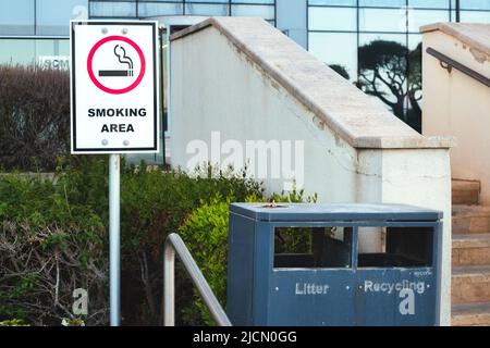 Un espace extérieur réservé aux fumeurs à l'extérieur d'un immeuble de bureaux Banque D'Images