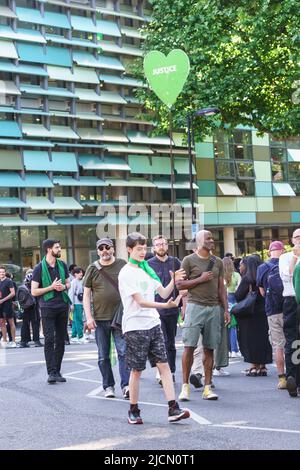 14 juin, Grenfell Tower, Londres, Royaume-Uni. La catastrophe de juin 2017, qui a causé la mort de 72 personnes, a laissé les résidents vivant dans l'ombre encore sentir le vide et la douleur de la tragédie, cinq ans plus tard. PHOTO : un jeune garçon porte un motif coeur crédit : Bridget Catterall/Alay Live News. Banque D'Images