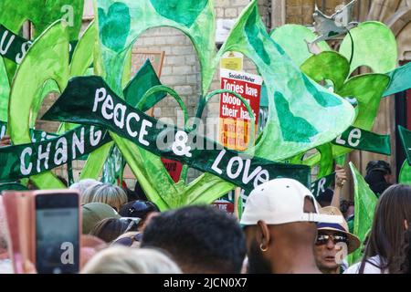 14 juin, Grenfell Tower, Londres, Royaume-Uni. La catastrophe de juin 2017, qui a causé la mort de 72 personnes, a laissé les résidents vivant dans l'ombre encore sentir le vide et la douleur de la tragédie, cinq ans plus tard. PHOTO : la marche silencieuse, une tradition qui a commencé peu après le tragique incendie de Grenfell le 14 juin 2017, a été conçue par un résident local. Crédit : Bridget Catterall/Alamy Live News. Banque D'Images