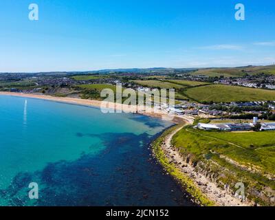 Bowleaze Cove, Weymouth, Dorset, Royaume-Uni. 14th juin 2022. Météo Royaume-Uni. Vue depuis l'air de Bowleaze Cove à Weymouth à Dorset, lors d'une journée de soleil chaud et de ciel bleu clair. Crédit photo : Graham Hunt/Alamy Live News Banque D'Images