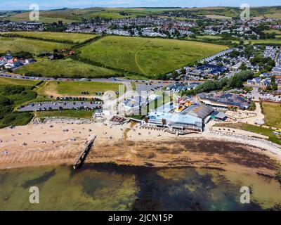 Bowleaze Cove, Weymouth, Dorset, Royaume-Uni. 14th juin 2022. Météo Royaume-Uni. Vue depuis l'air de Bowleaze Cove à Weymouth à Dorset, lors d'une journée de soleil chaud et de ciel bleu clair. Crédit photo : Graham Hunt/Alamy Live News Banque D'Images