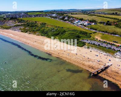 Bowleaze Cove, Weymouth, Dorset, Royaume-Uni. 14th juin 2022. Météo Royaume-Uni. Vue depuis l'air de Bowleaze Cove à Weymouth à Dorset, lors d'une journée de soleil chaud et de ciel bleu clair. Crédit photo : Graham Hunt/Alamy Live News Banque D'Images