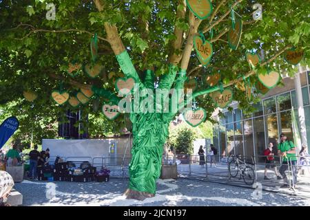 Londres, Royaume-Uni. 14th juin 2022. Les Londoniens se sont rassemblés pour rendre hommage à l'occasion du cinquième anniversaire de la catastrophe de la tour Grenfell. 72 personnes sont mortes lorsqu'un incendie a éclaté dans le bloc d'appartements de Londres Ouest en 2017. Credit: Vuk Valcic/Alamy Live News Banque D'Images